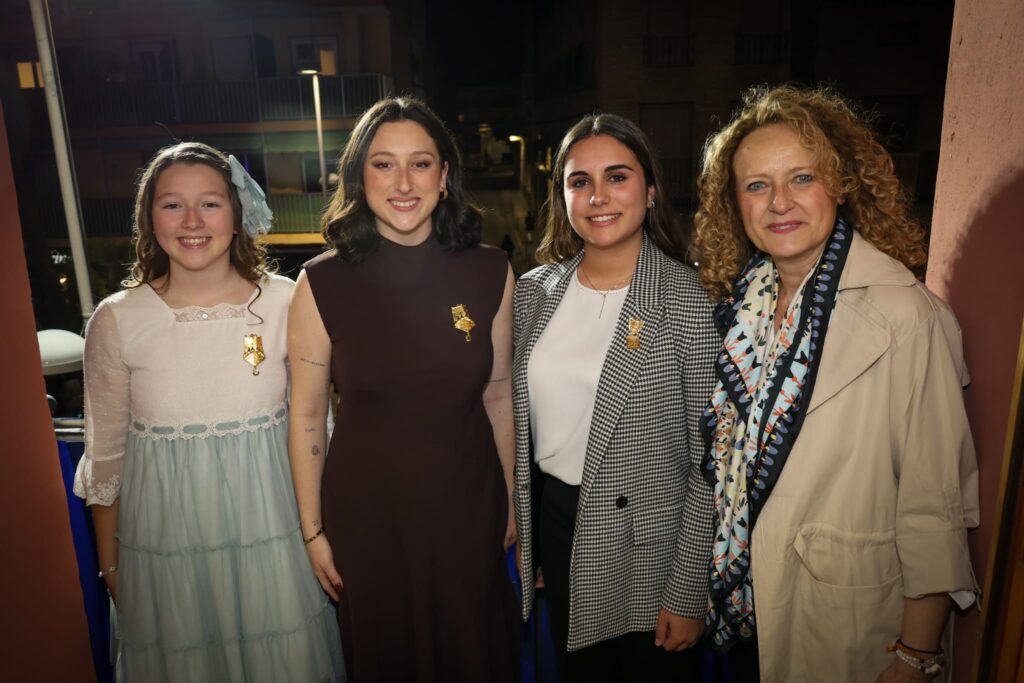 Torrent se emociona con un multitudinario traslado de la Virgen de los Desamparados entre petalos versos y fervor popular 4