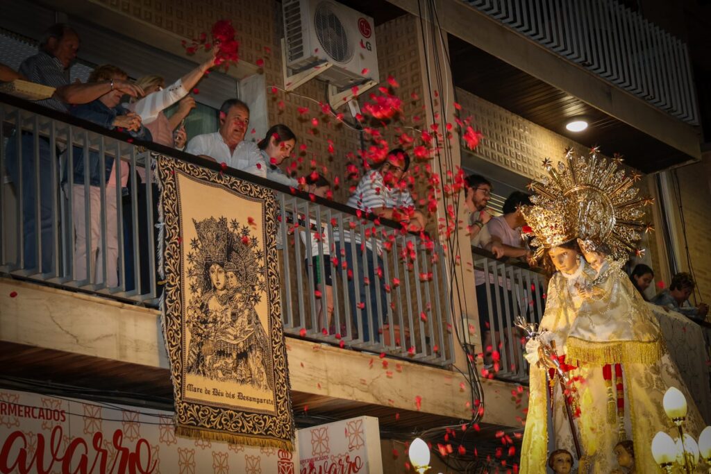 Torrent se emociona con un multitudinario traslado de la Virgen de los Desamparados entre petalos versos y fervor popular 5
