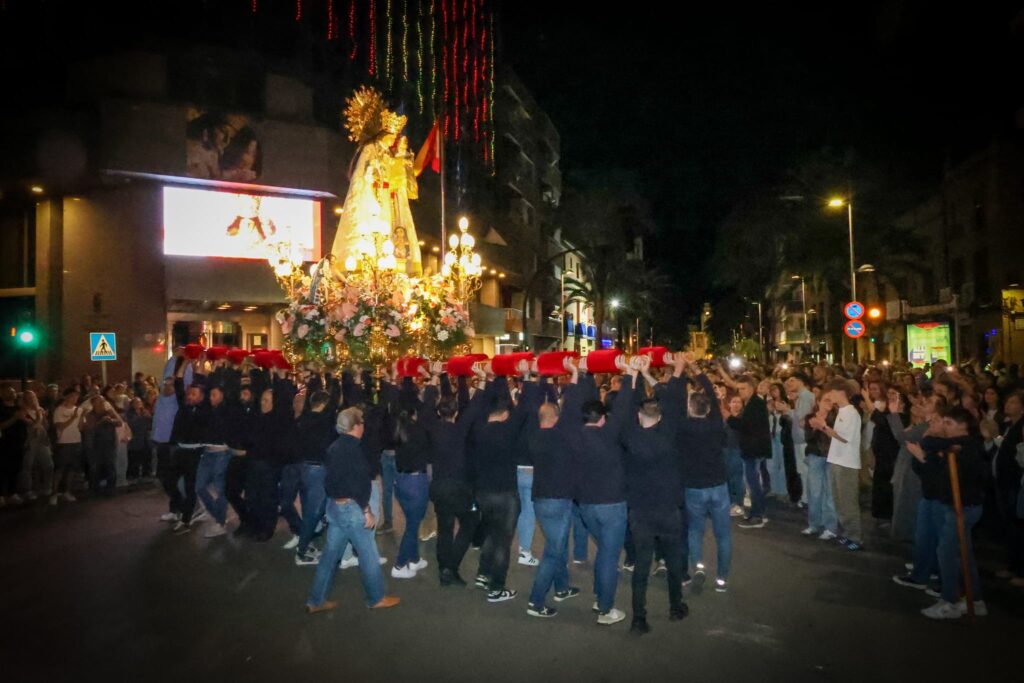 Torrent se emociona con un multitudinario traslado de la Virgen de los Desamparados entre petalos versos y fervor popular 6
