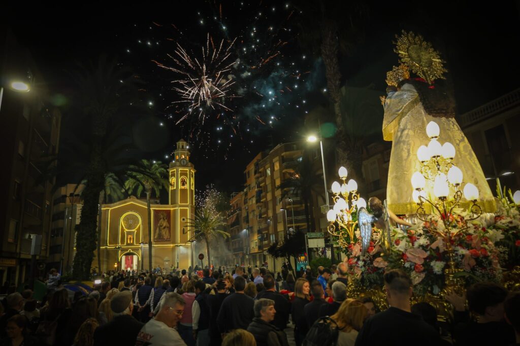 Torrent se emociona con un multitudinario traslado de la Virgen de los Desamparados entre petalos versos y fervor popular 7