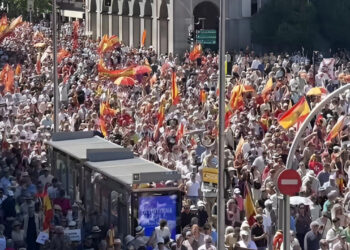 Miles de personas se manifiestan en Madrid para pedir la dimisión de Pedro Sánchez 17 V8e5t 8w JboQtP8 fotor 20260523204020