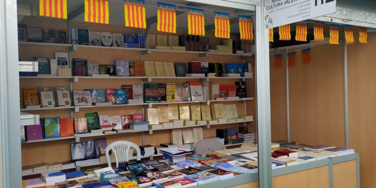 Les Normes d'El Puig presents en la 61 Fira del Llibre de Valéncia en la caseta 112