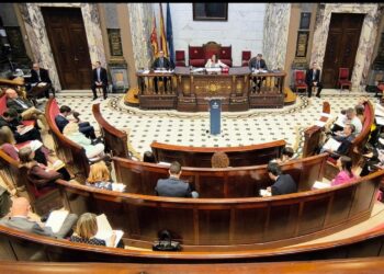Compromís y PSPV intensifican la presión sobre el gobierno de Valencia con seis mociones centradas en corrupción, movilidad y derechos sociales