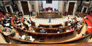 Compromís y PSPV intensifican la presión sobre el gobierno de Valencia con seis mociones centradas en corrupción, movilidad y derechos sociales