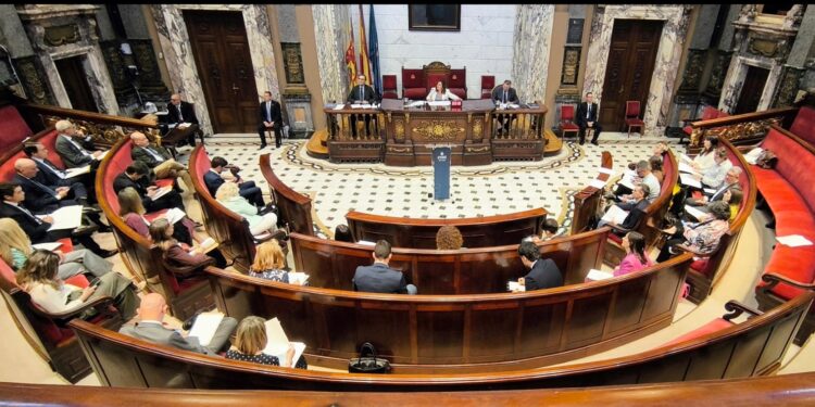 Compromís y PSPV intensifican la presión sobre el gobierno de Valencia con seis mociones centradas en corrupción, movilidad y derechos sociales