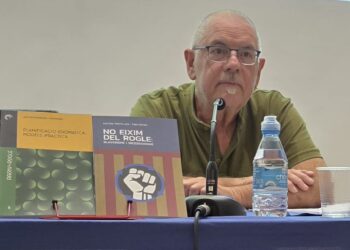 Toni Fontelles repasa la trayectòria de l'AVL i l'artificial unitat de la llengua creada en una conferència en el Grup d'Acció Valencianista