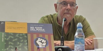 Toni Fontelles repasa la trayectòria de l'AVL i l'artificial unitat de la llengua creada en una conferència en el Grup d'Acció Valencianista