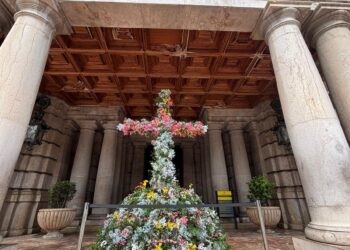 Valéncia se engalana: Tradición y devoción en las Cruces de Mayo