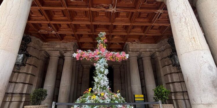 Valéncia se engalana: Tradición y devoción en las Cruces de Mayo