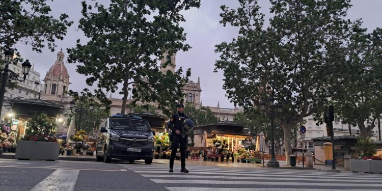 Floristerías llenas de flor y sin público gracias a Catalá en la víspera de la Madre
