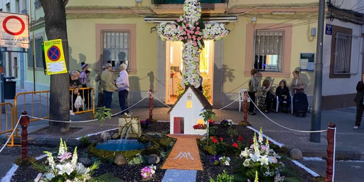 La Junta de Festes Verge dels Desamparats guanya el Concurs de les Creus de Maig de Lo Rat Penat