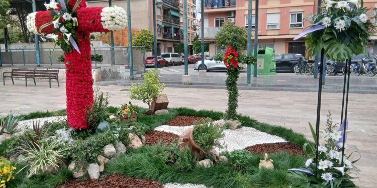 Valencia jardi de flors: cerca de un centenar de cruces florales adornan calles y plazas de la Ciudad