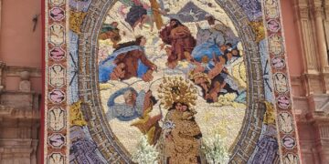 Se instala el tapiz floral y la decoración de la Mare de Deu dels Desamparats