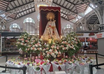 El Mercado Central se viste de gala: Devoción y tradición bajo la gran cúpula