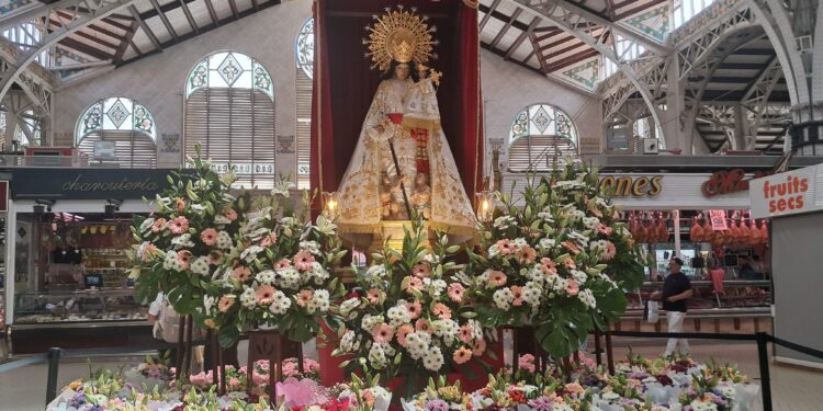 El Mercado Central se viste de gala: Devoción y tradición bajo la gran cúpula
