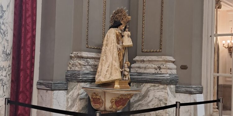 La Mare de Deu dels Desamparats espera arrinconada en la Casa consistorial del Cap i Casal un lugar como se merece