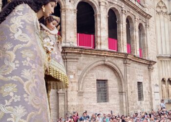 Valencia se rinde a su Patrona: Un Traslado de fervor, seda y raíces romanas