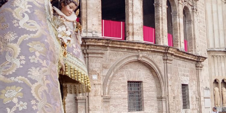 Valencia se rinde a su Patrona: Un Traslado de fervor, seda y raíces romanas