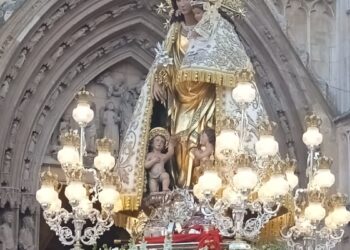 Valencia se rinde a su Patrona en una procesión histórica marcada por la emoción y el estreno de su propia marcha
