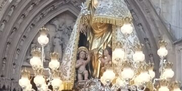 Valencia se rinde a su Patrona en una procesión histórica marcada por la emoción y el estreno de su propia marcha