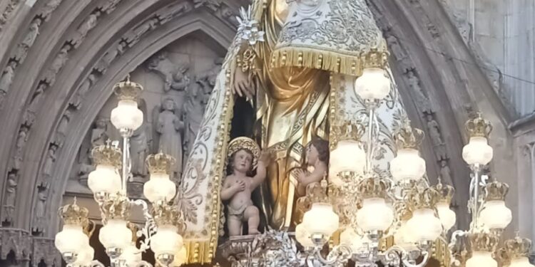 Valencia se rinde a su Patrona en una procesión histórica marcada por la emoción y el estreno de su propia marcha