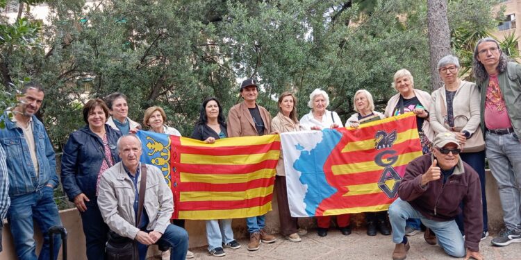 Visita del Grup d'Acció Valencianista als Jardins de Monforte al voltant de la botànica i plantes autòctones
