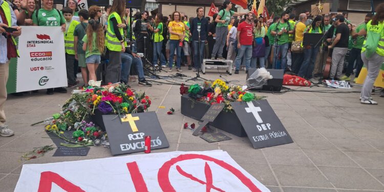 Marea Humana en Valencia: La Educación Pública Desborda la Capital en una manifestación desbordada 1 Marea Humana en Valencia: La Educación Pública Desborda la Capital en una manifestación desbordada