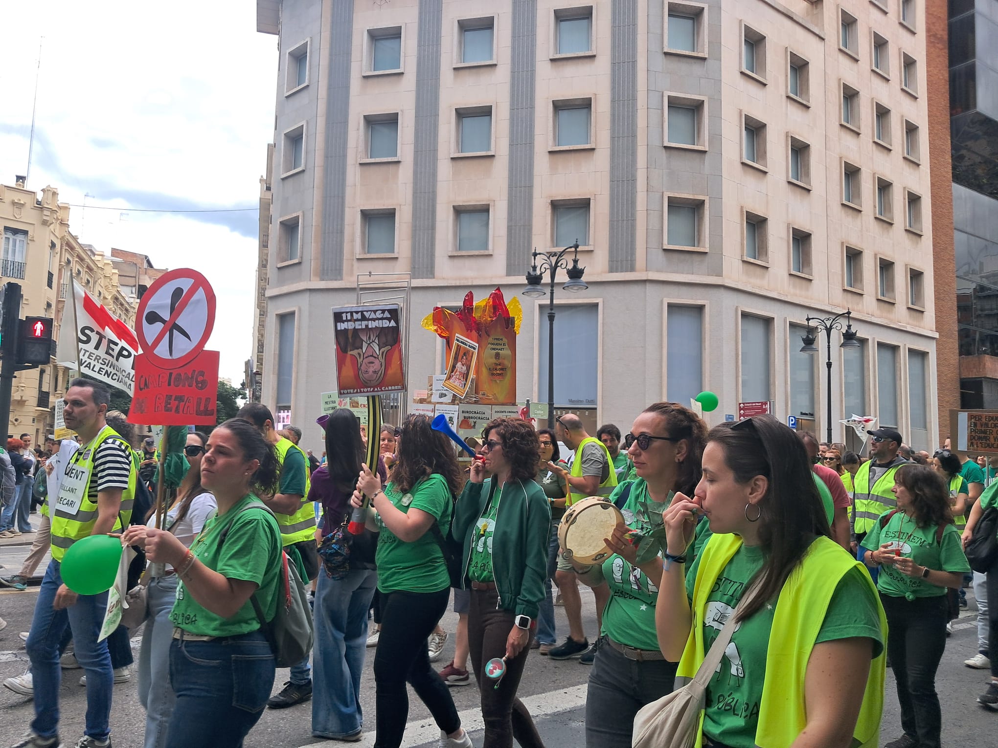 Marea Humana en Valencia: La Educación Pública Desborda la Capital en una manifestación desbordada 6 WhatsApp Image 2026 05 16 at 18.19.321