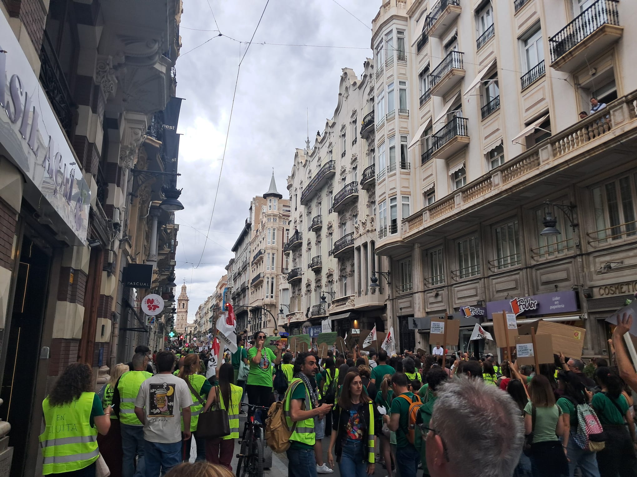 Marea Humana en Valencia: La Educación Pública Desborda la Capital en una manifestación desbordada 7 WhatsApp Image 2026 05 16 at 18.19.33