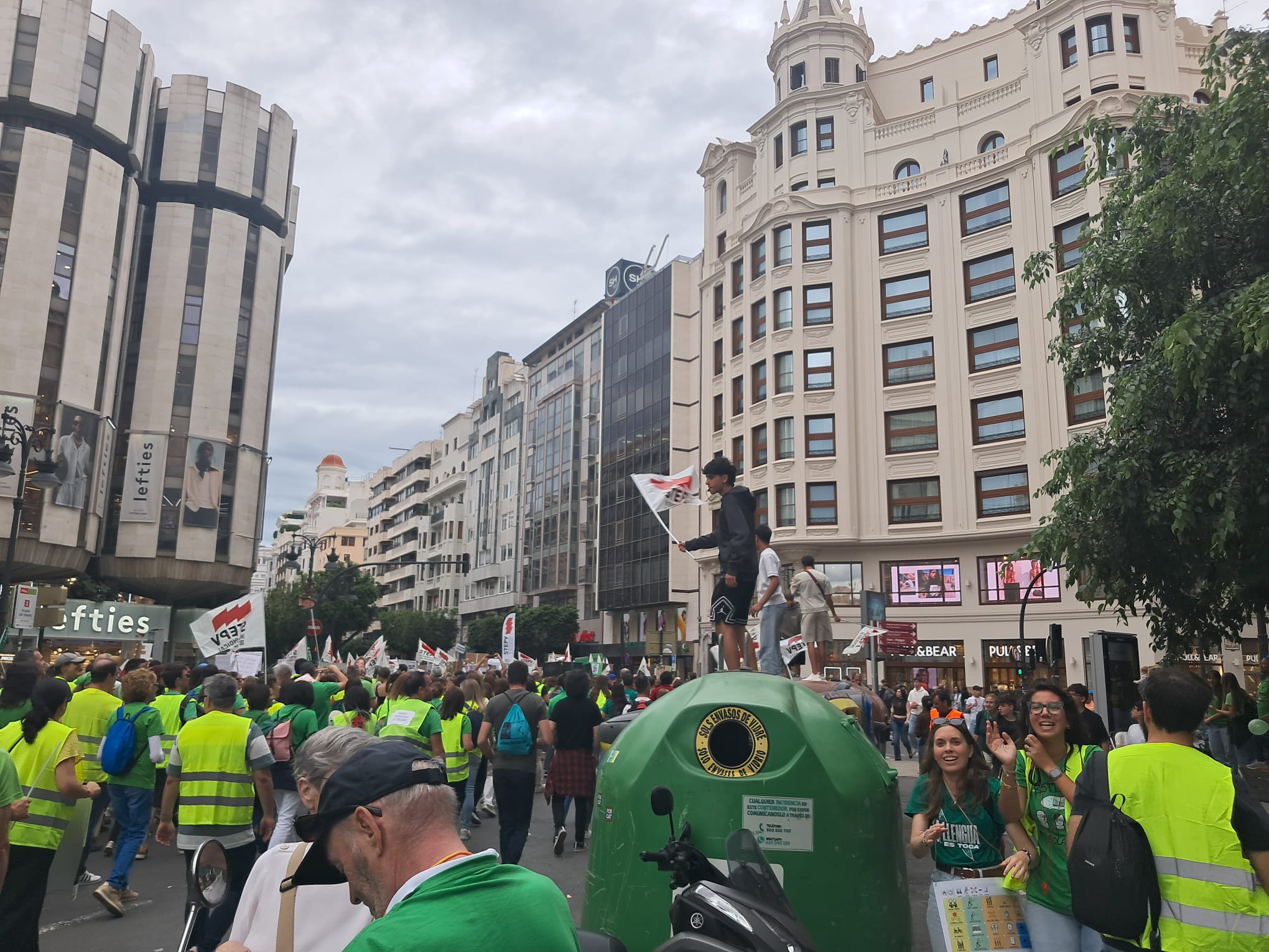Marea Humana en Valencia: La Educación Pública Desborda la Capital en una manifestación desbordada 8 WhatsApp Image 2026 05 16 at 18.19.331