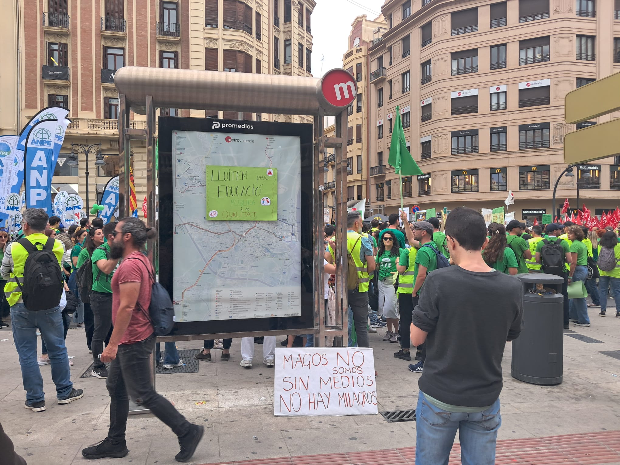 Marea Humana en Valencia: La Educación Pública Desborda la Capital en una manifestación desbordada 9 WhatsApp Image 2026 05 16 at 18.19.332