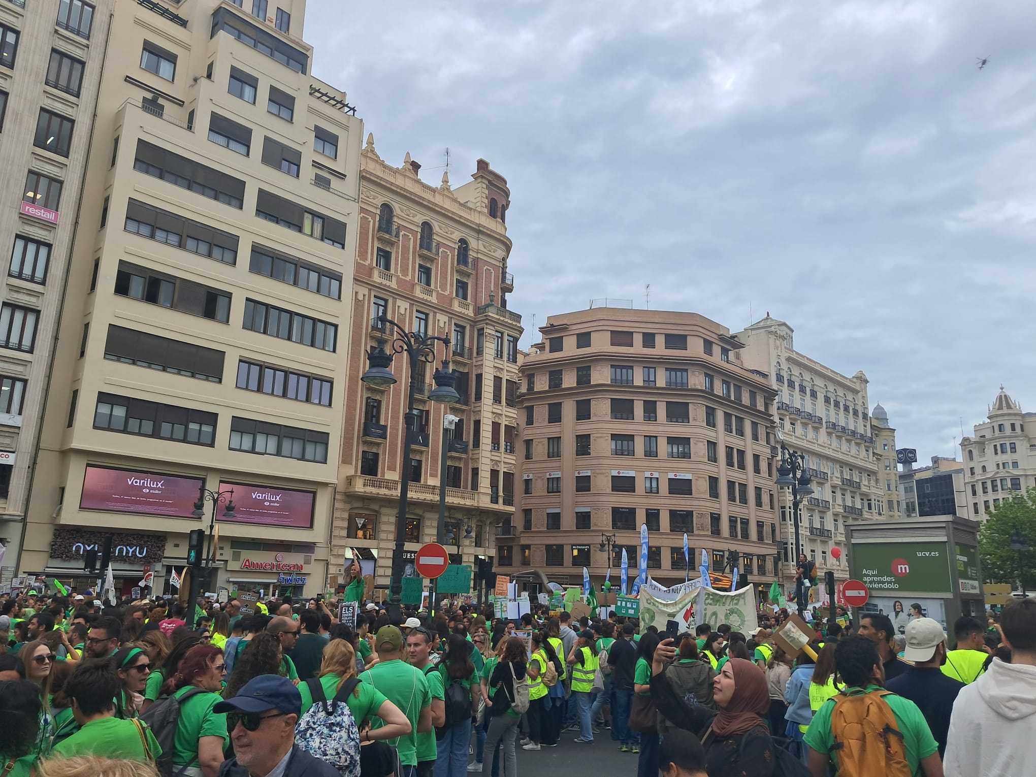 Marea Humana en Valencia: La Educación Pública Desborda la Capital en una manifestación desbordada 10 WhatsApp Image 2026 05 16 at 18.19.333