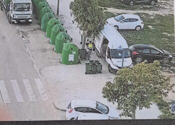 El calvario acústico de vecinos de Malilla: 7 meses de sordera institucional ante una escombrera de reciclaje de vidrio