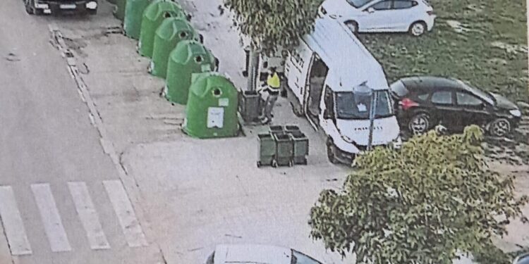 El calvario acústico de vecinos de Malilla: 7 meses de sordera institucional ante una escombrera de reciclaje de vidrio