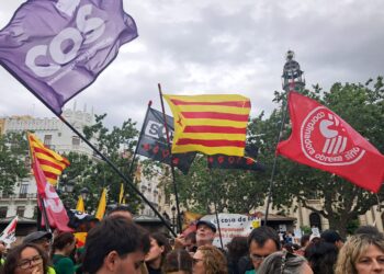 La letra pequeña de la huelga educativa: las cesiones identitarias y lingüísticas que negocia el Consell tras las bambalinas financieras