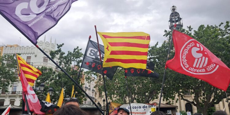 La letra pequeña de la huelga educativa: las cesiones identitarias y lingüísticas que negocia el Consell tras las bambalinas financieras