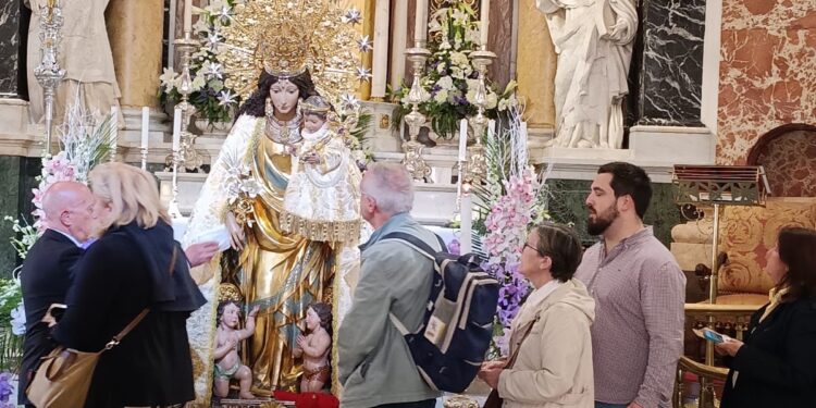 Miles de personas aguardan bajo un sol de justicia para el Besamanos de la Mare de Deu dels Desamparats 1 Miles de personas aguardan bajo un sol de justicia para el Besamanos de la Mare de Deu dels Desamparats