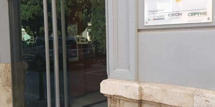 Concentración frente a la patronal de la limpieza por el impago de los atrasos del SMI y la parálisis del convenio