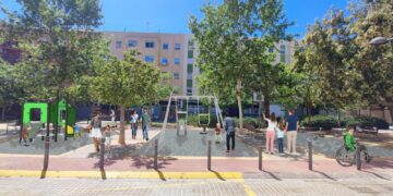 El Ayuntamiento de Valencia remodela el jardín de la Plaza Portadores de la Virgen de Pinedo y amplía su zona infantil