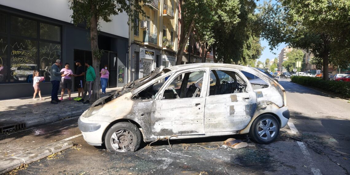 3 vehículos calcinados en aparatoso incendio nocturno en la Calle Molinell de Valencia