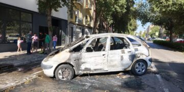 3 vehículos calcinados en aparatoso incendio nocturno en la Calle Molinell de Valencia