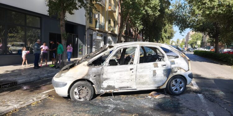 3 vehículos calcinados en aparatoso incendio nocturno en la Calle Molinell de Valencia