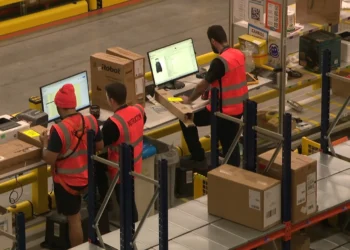 Crece el uso de inteligencia artificial para controlar la productividad laboral y aumentan las alertas por salud mental