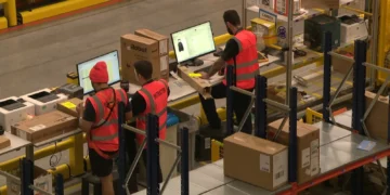 Crece el uso de inteligencia artificial para controlar la productividad laboral y aumentan las alertas por salud mental