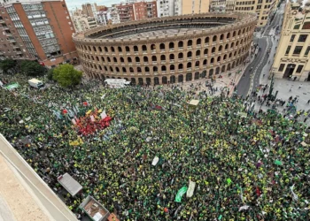 Manifestación masiva en Valencia en defensa de la educación pública durante la huelga indefinida