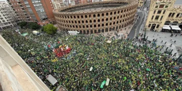 Manifestación masiva en Valencia en defensa de la educación pública durante la huelga indefinida