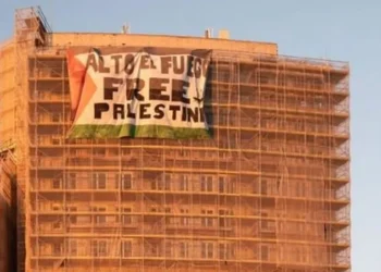 Investigan una intrusión en el edificio incendiado de Campanar tras aparecer una pancarta de apoyo a Palestina