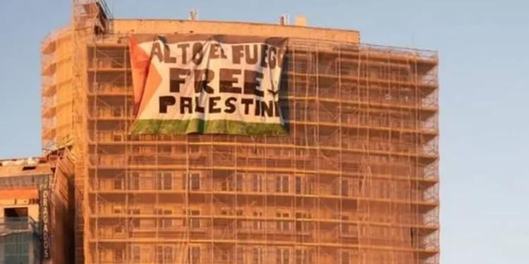 Investigan una intrusión en el edificio incendiado de Campanar tras aparecer una pancarta de apoyo a Palestina 1 Investigan una intrusión en el edificio incendiado de Campanar tras aparecer una pancarta de apoyo a Palestina