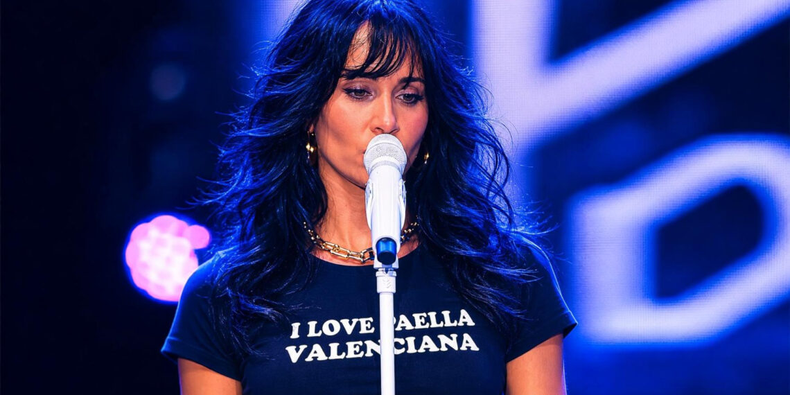 Aitana hace un guiño a la paella valenciana durante su concierto en el Bigsound 1 aitana i love paella