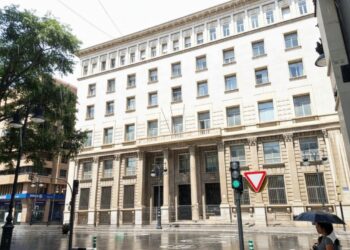 Catalá imagina una gran biblioteca y un espacio cultural en el antiguo edificio de Hacienda de Valencia